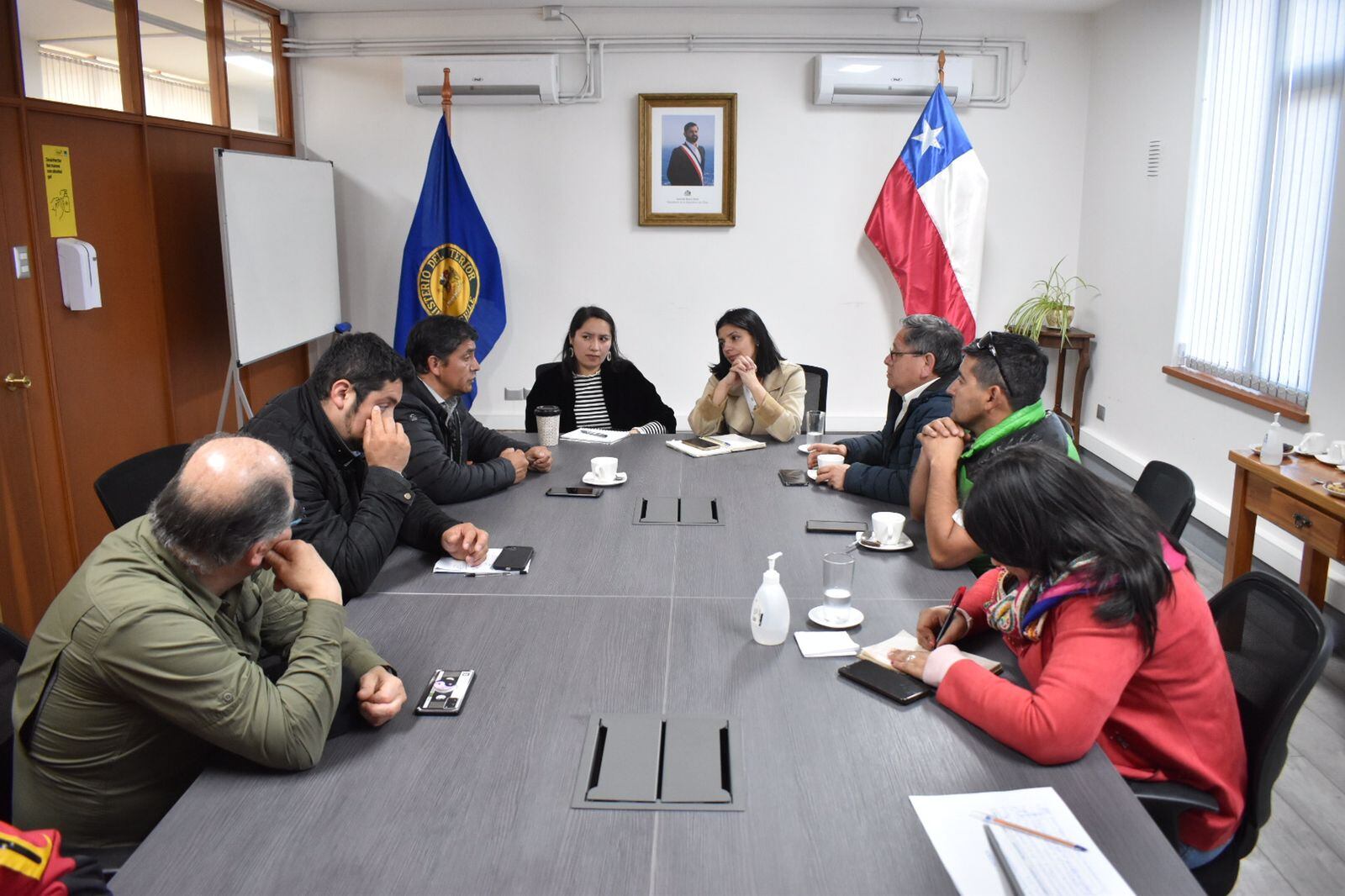 La reunión entre la delegada y los funcionarios movilizados. / Cedida.