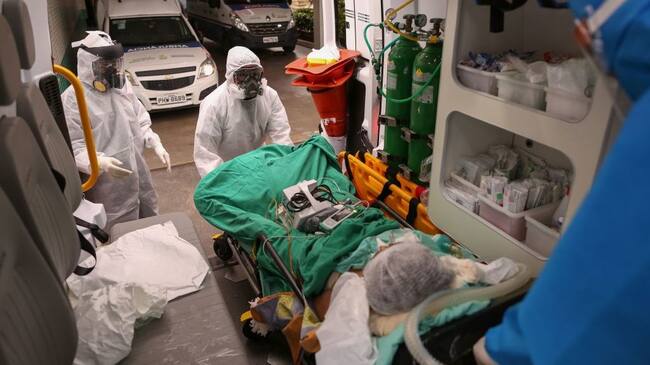 Members of the emergency medical service SAMU arrive with a patient suspected of being infected with the novel coronavirus COVID-19, at the hospital in Manaus, Brazil, on May 5, 2020. - (Photo by MICHAEL DANTAS / AFP) (Photo by MICHAEL DANTAS/AFP via Getty Images)