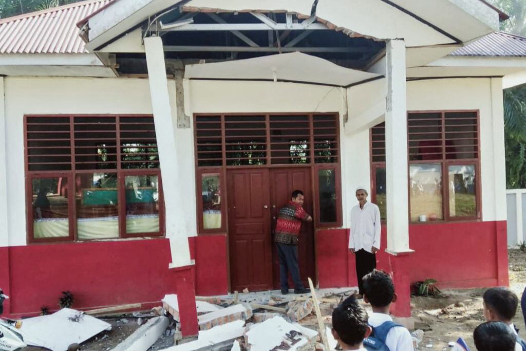 Estudiantes observan los daños en su escuela en Indonesia