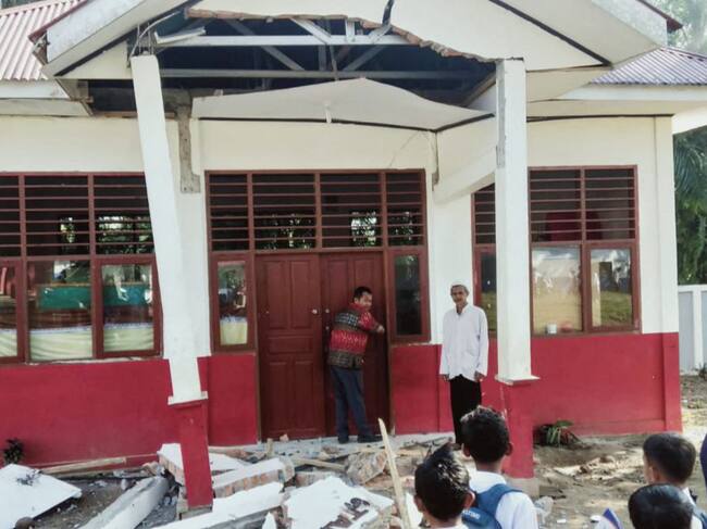 Estudiantes observan los daños en su escuela en Indonesia