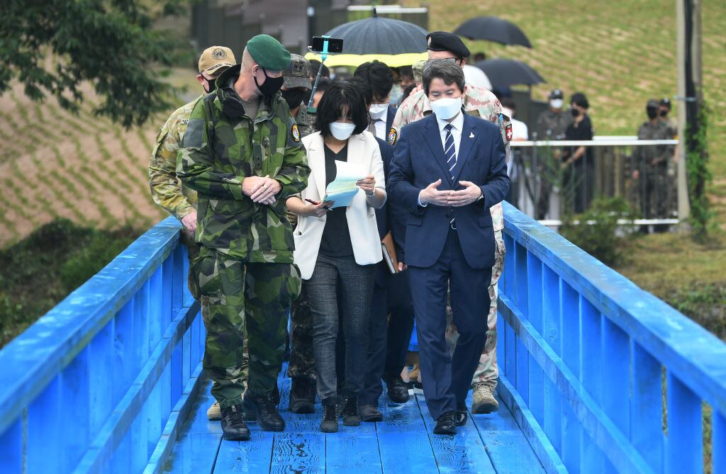 El ministro surcoreano de reunificación visitando la frontera desmilitarizada