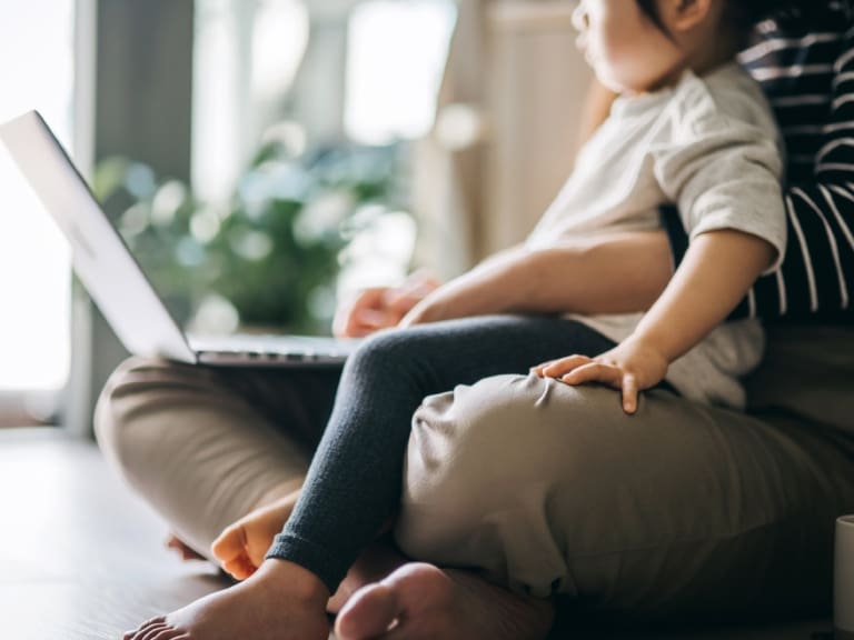 Abogada advierte: el fin de la alerta sanitaria pone en riesgo la continuidad del teletrabajo de madres que están al cuidado de sus hijos