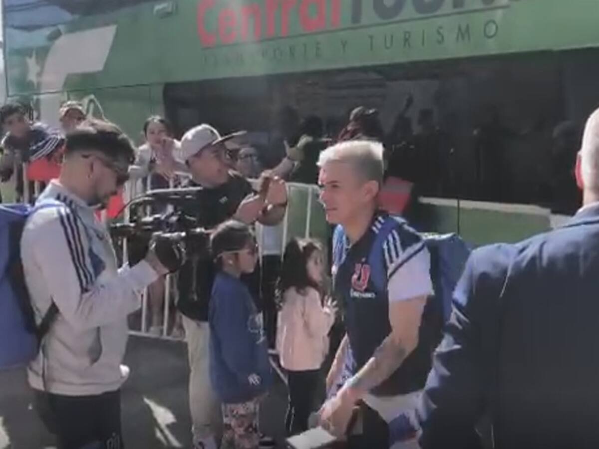 Con hinchas presentes y un plantel sonriente: así fue la llegada de la U a La Serena de cara al crucial duelo