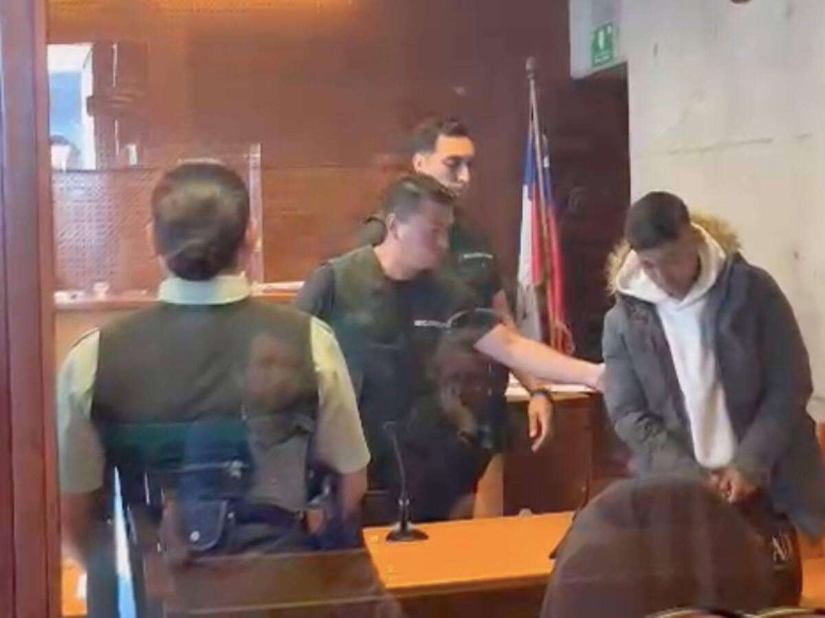 Jordhy Thompson: Así fue el ingreso del futbolista al tribunal donde lo formalizan por femicidio frustrado