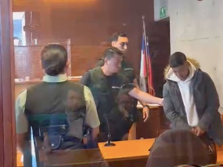 Jordhy Thompson: Así fue el ingreso del futbolista al tribunal donde lo formalizan por femicidio frustrado