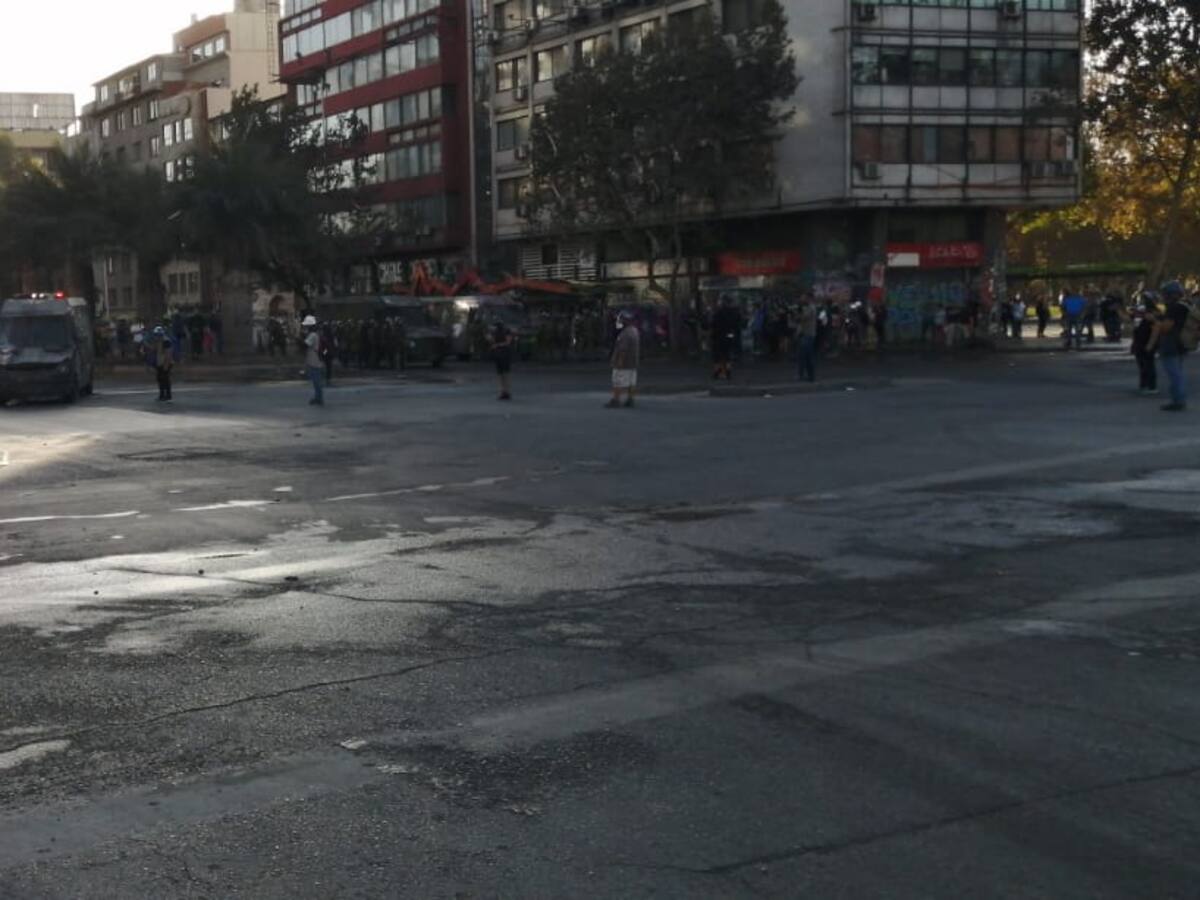 Con baja convocatoria y protección sanitaria: este viernes hubo nuevas protestas en Plaza Baquedano