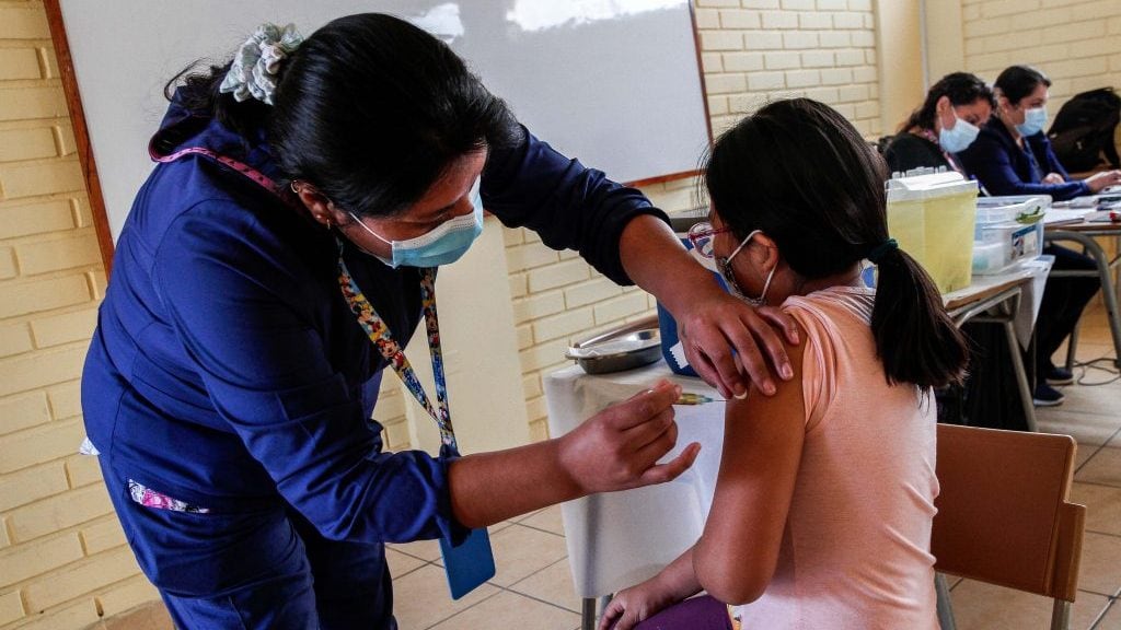 21 SEPTIEMBRE 2020 / ARICA Campaña de vacunación para alumnos de primero, cuarto, quinto y octavo Básico, contra enfermedades como el sarampión, VPH, entre otras, realizada en dependencia de distintos colegios de la ciudad. FOTO: ALEXIS FUENTES / AGENCIAUNO