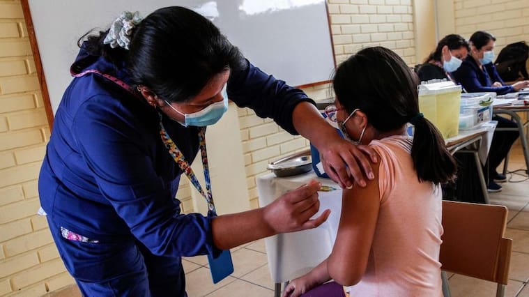 21 SEPTIEMBRE 2020 / ARICA Campaña de vacunación para alumnos de primero, cuarto, quinto y octavo Básico, contra enfermedades como el sarampión, VPH, entre otras, realizada en dependencia de distintos colegios de la ciudad. FOTO: ALEXIS FUENTES / AGENCIAUNO