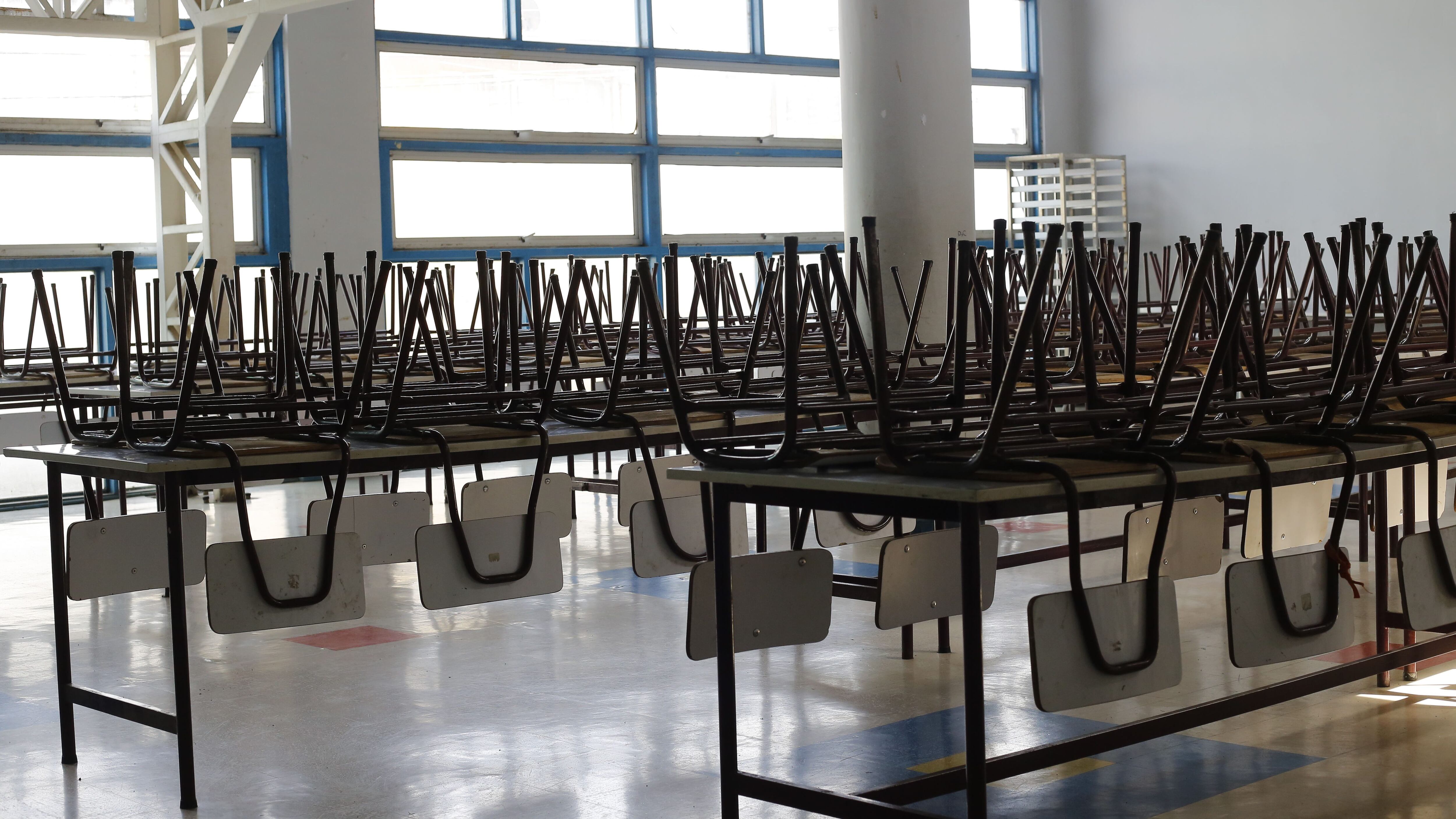 16 de Marzo del 2020/CONCEPCION
Comedor con sillas sobre las mesas al interior del colegio Juan Gregorio Las Heras, luego de que se decretara la suspensin de clases por 15 das debido a la pandemia de Covid-19
FOTO:SEBASTIAN BROGCA/AGENCIAUNO