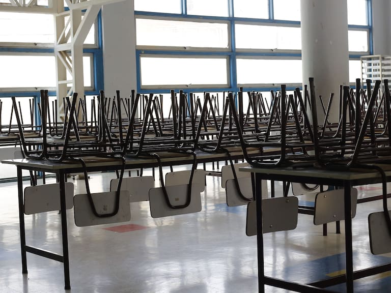 16 de Marzo del 2020/CONCEPCION
Comedor con sillas sobre las mesas al interior del colegio Juan Gregorio Las Heras, luego de que se decretara la suspensin de clases por 15 das debido a la pandemia de Covid-19

FOTO:SEBASTIAN BROGCA/AGENCIAUNO