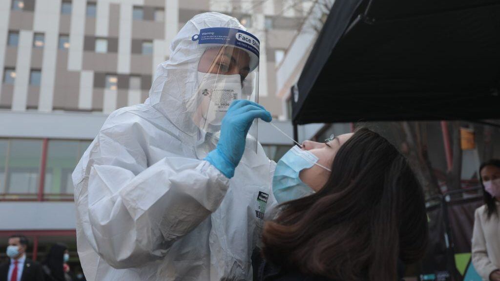 5 de agosto del 2021/SANTIAGOUna alumnase realiza un PCR, durante el acompañarán a los estudiantes y profesores del Colegio Providencia para hacer una Búsqueda Activa de Casos en el perímetro y revisar las medidas sanitarias y de aforo adoptadas.
FOTO: MINSAL/AGENCIAUNO