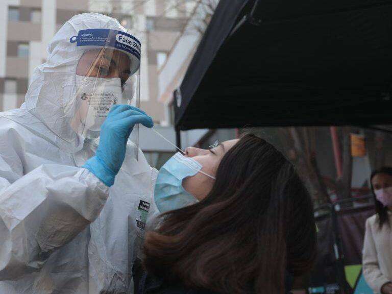 5 de agosto del 2021/SANTIAGOUna alumnase realiza un PCR, durante el acompañarán a los estudiantes y profesores del Colegio Providencia para hacer una Búsqueda Activa de Casos en el perímetro y revisar las medidas sanitarias y de aforo adoptadas.
FOTO: MINSAL/AGENCIAUNO