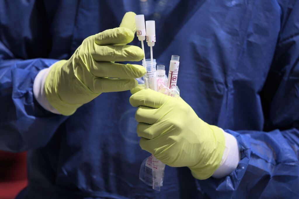 Un trabajador médico lleva exámenes del Covid-19 en México