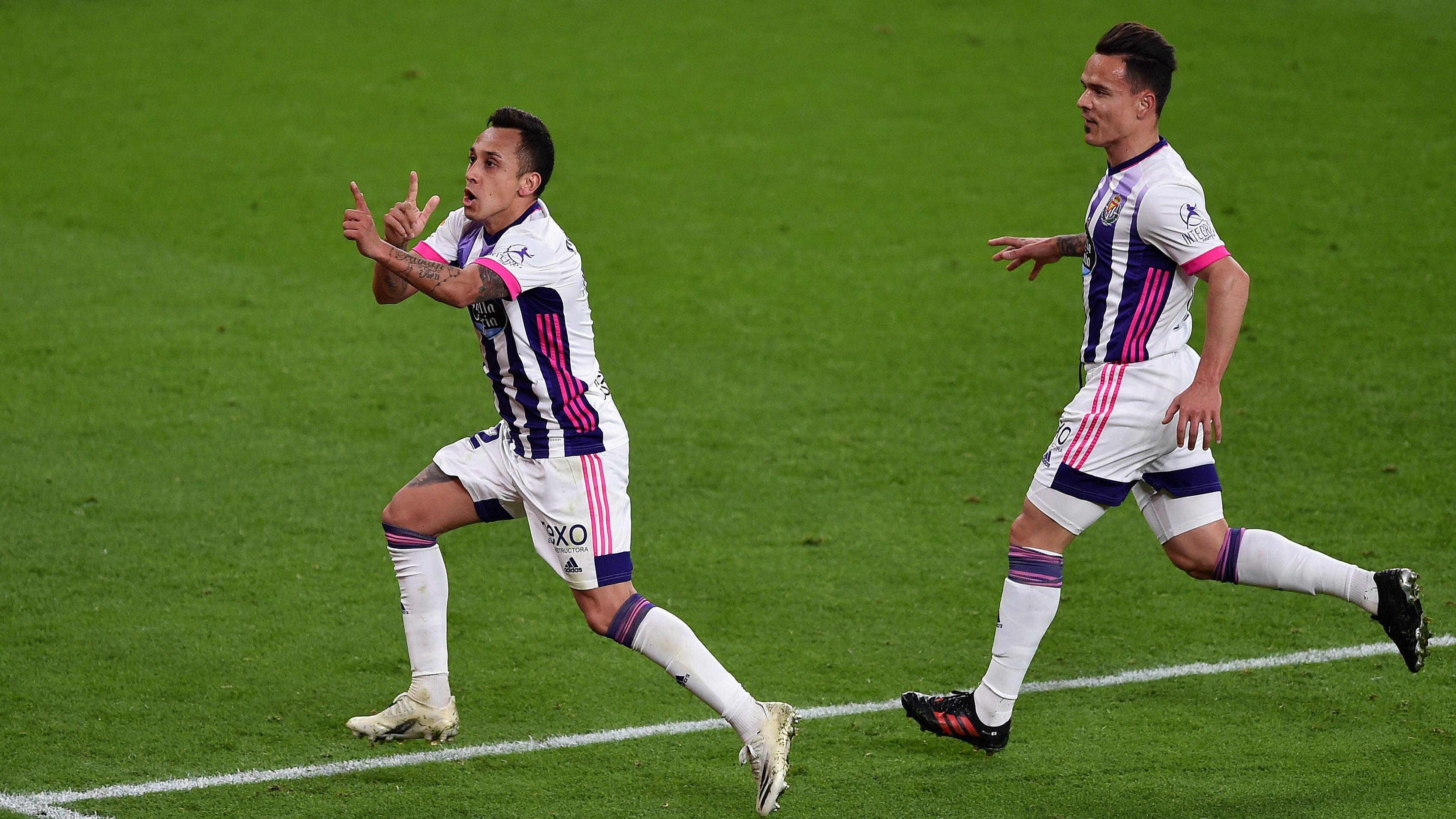 BILBAO, SPAIN - APRIL 28: Fabian Orellana of Real Valladolid celebrates after scoring their side's first goal during the La Liga Santander match between Athletic Club and Real Valladolid CF at Estadio de San Mames on April 28, 2021 in Bilbao, Spain. Sporting stadiums around Spain remain under strict restrictions due to the Coronavirus Pandemic as Government social distancing laws prohibit fans inside venues resulting in games being played behind closed doors.  (Photo by Juan Manuel Serrano Arce/Getty Images)