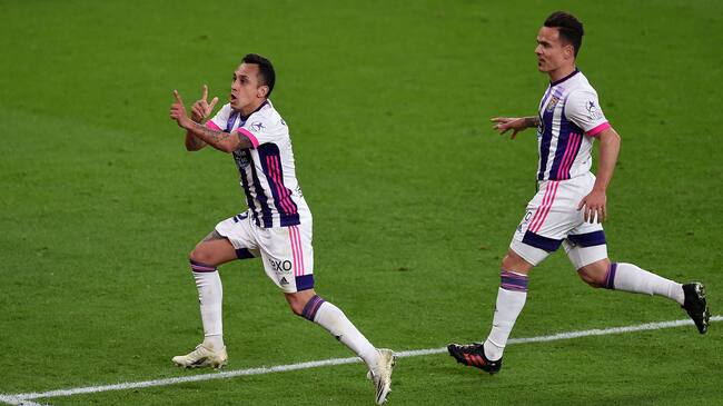 BILBAO, SPAIN - APRIL 28: Fabian Orellana of Real Valladolid celebrates after scoring their side's first goal during the La Liga Santander match between Athletic Club and Real Valladolid CF at Estadio de San Mames on April 28, 2021 in Bilbao, Spain. Sporting stadiums around Spain remain under strict restrictions due to the Coronavirus Pandemic as Government social distancing laws prohibit fans inside venues resulting in games being played behind closed doors. (Photo by Juan Manuel Serrano Arce/Getty Images)
