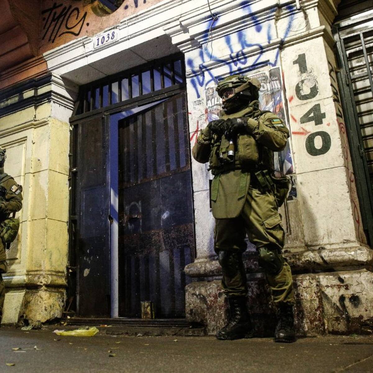 Operativo policial en Santiago Centro: Carabineros allana edificio en medio de investigación por doble homicidio