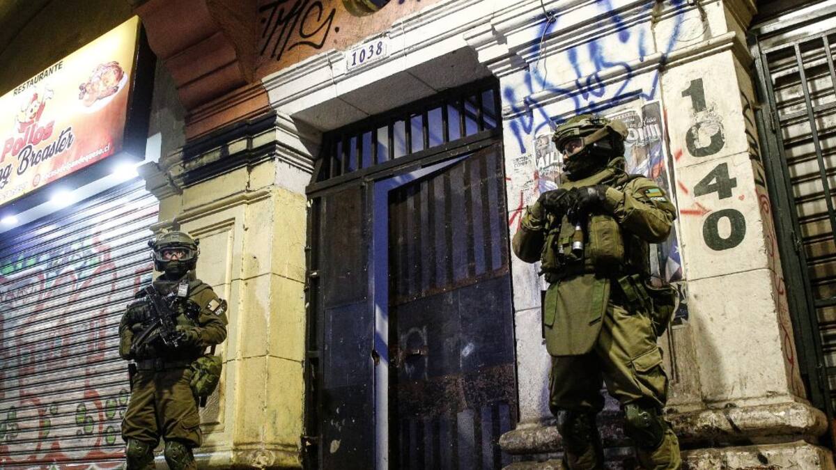 Operativo policial en Santiago Centro: Carabineros allana edificio por doble homicidio en la Vega Central