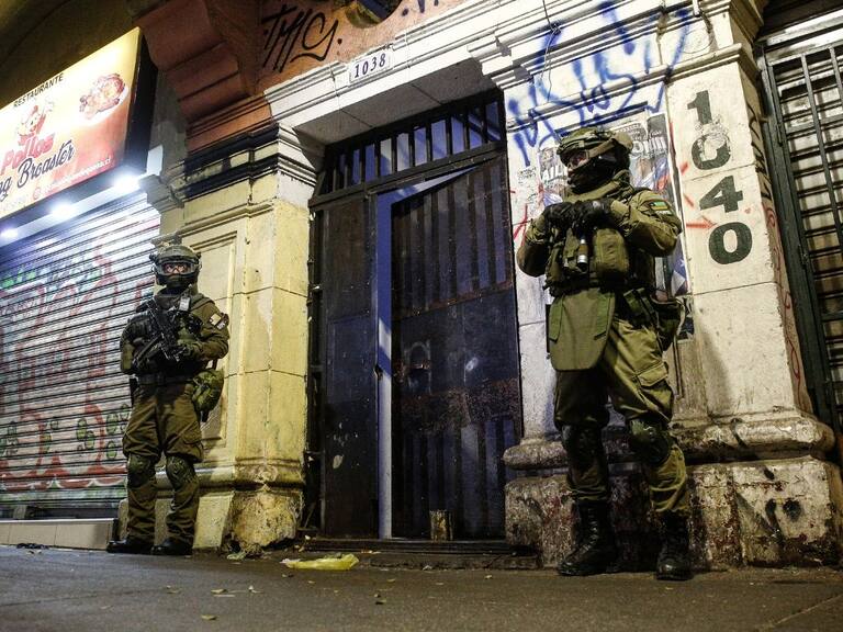 Operativo policial en Santiago Centro: Carabineros allana edificio por doble homicidio en la Vega Central