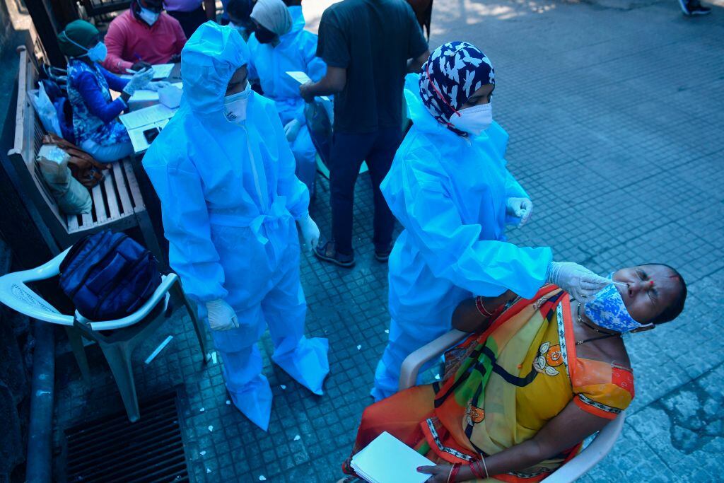 Trabajadores de la salud realizan test del Covid-19 en India
