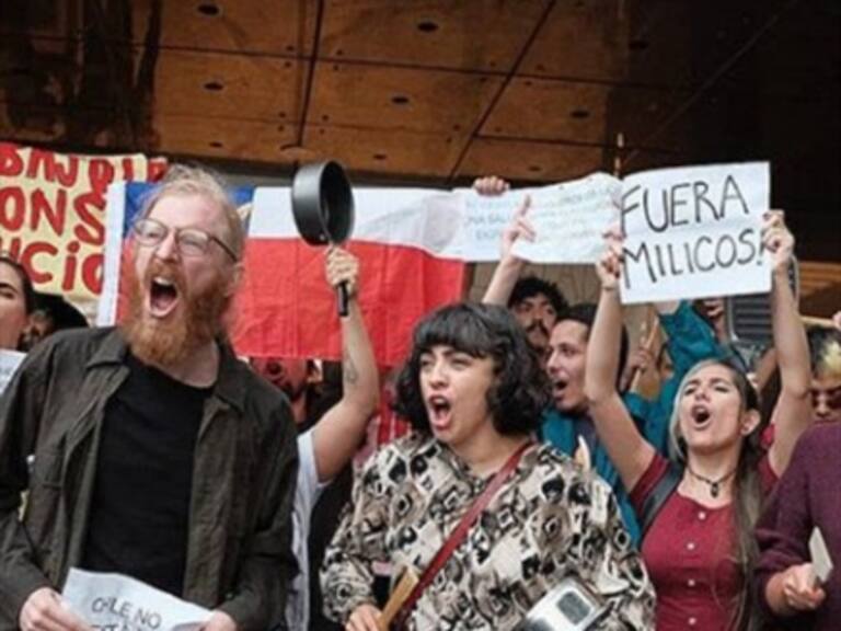 Mon Laferte llegó hasta la Embajada de Chile en México para manifestarse