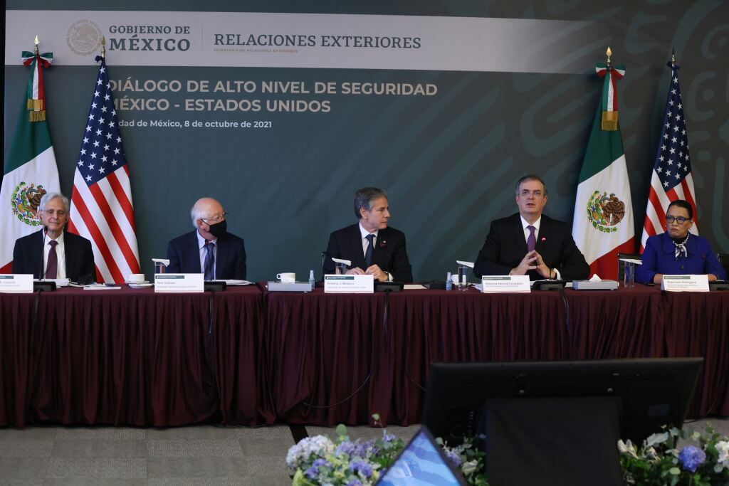 El canciller mexicano Marcelo Ebrard junto a delegación de EEUU