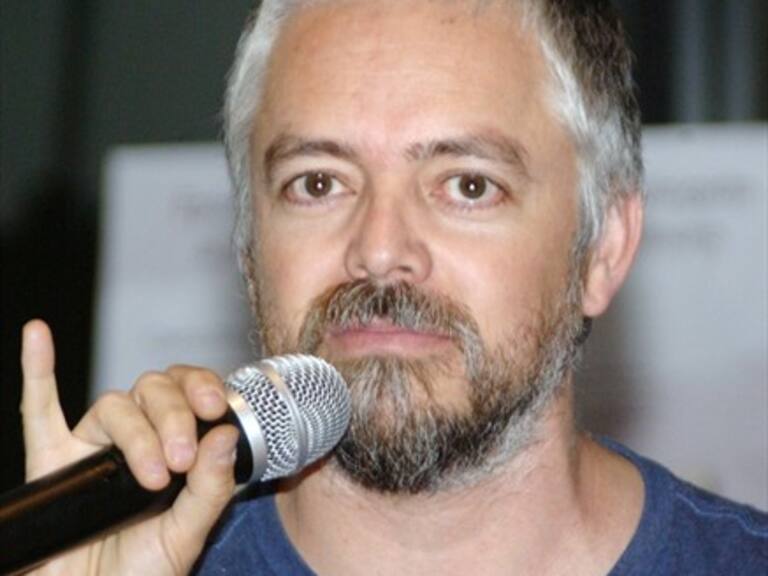 Mujer funa a Jorge Baradit en plena exposición