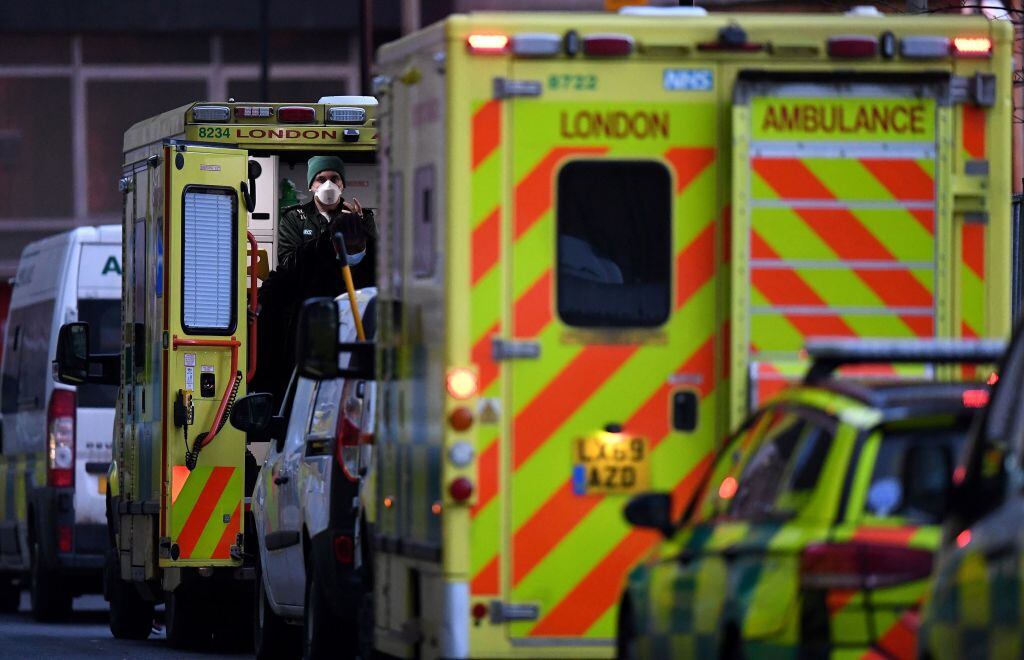 Fila de ambulancias esperan llegar al Hospital Real de Londres