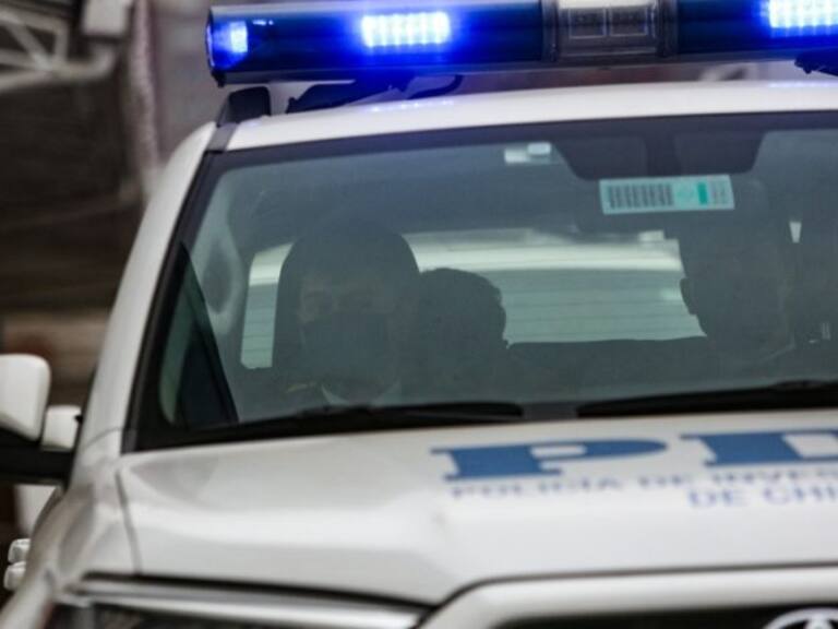 Detective de la PDI intentó frustrar a balazos encerrona en Estación Central: delincuentes armados abordaron camión de cigarros