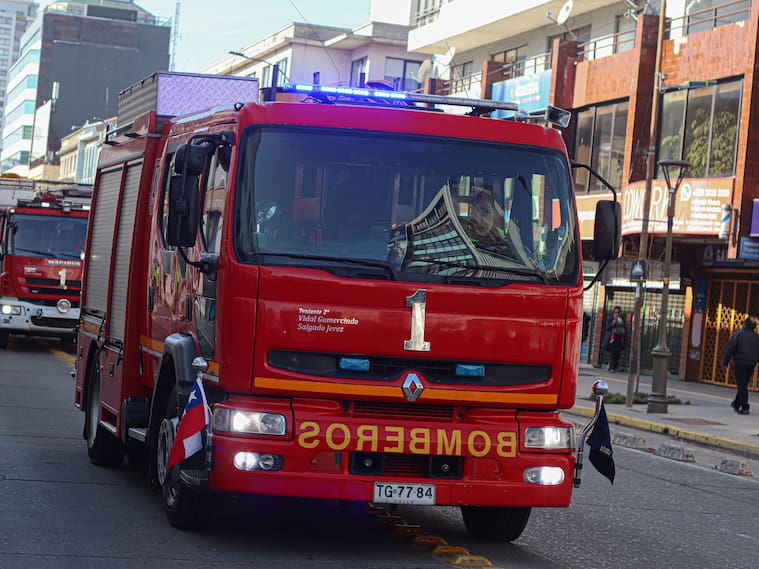 Hombre quedó encerrado en night club tras quedarse dormido en el baño: debió ser rescatado por bomberos