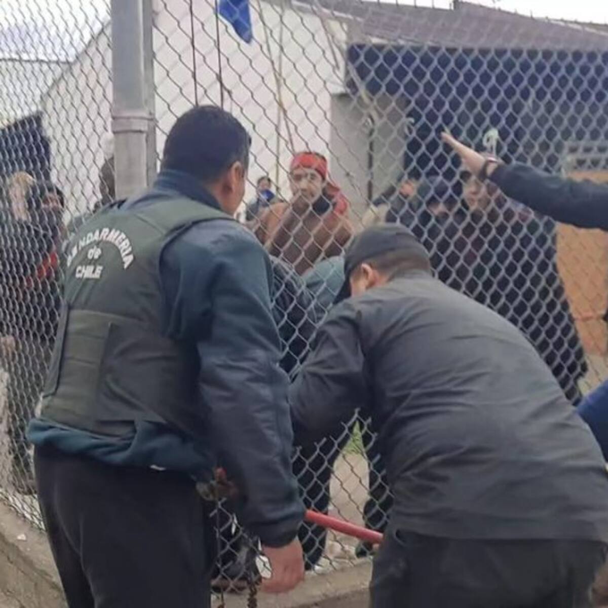 Angol: comuneros mapuche liberan a gendarmes que tenían como rehenes por suspensión de visitas