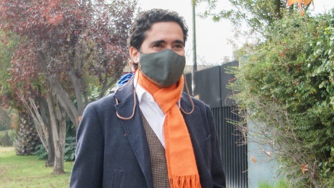 Ignacio Briones camino a votar