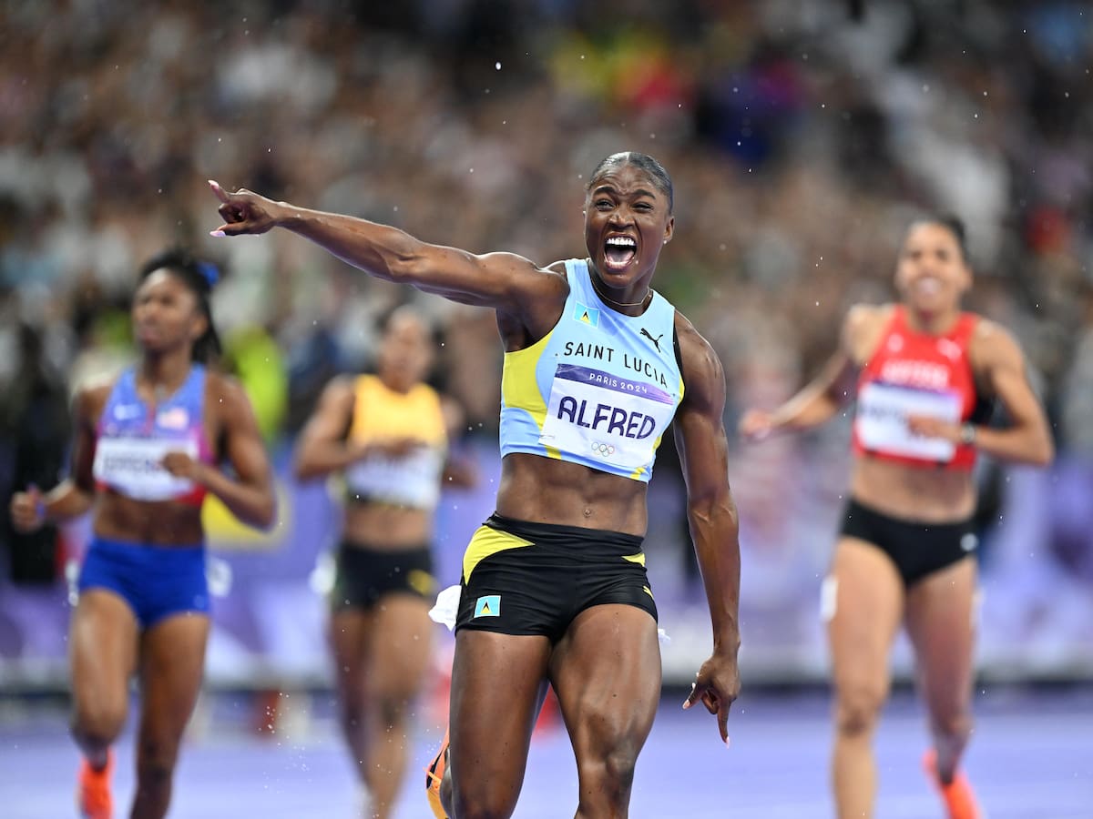 Julien Alfred da la sorpresa y gana histórica medalla de oro en los 100 metros femeninos de París 2024