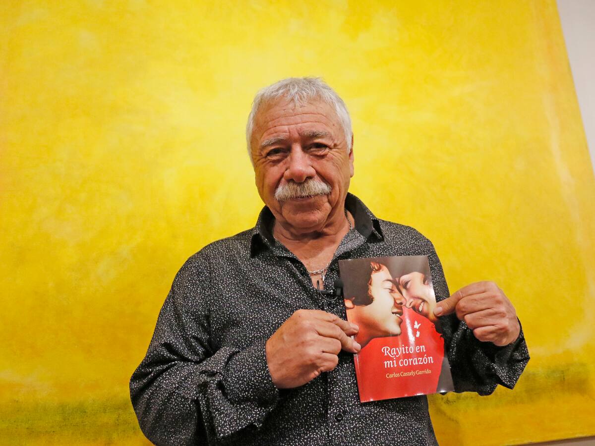 Carlos Caszely presentó su nuevo libro: “Rayito en mi corazón”