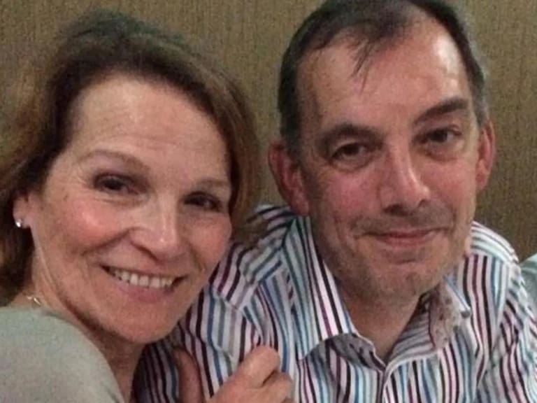 Mujer apuñaló a su exesposo tras enterarse de que sacrificó a sus perros en Inglaterra