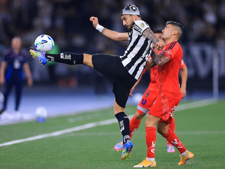 La U no aprovecha la hora que dispuso de un jugador de más en Brasil, cae ante Botafogo y se debe conformar con jugar Copa Sudamericana