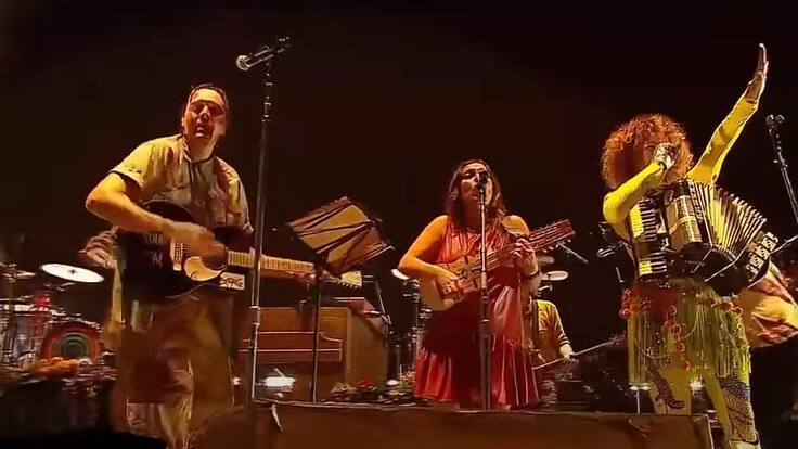 ¿Harán lo mismo en Chile? Arcade Fire invitó a Javiera Parra para cantar con ella “Gracias a la vida” en Lollapalooza Argentina