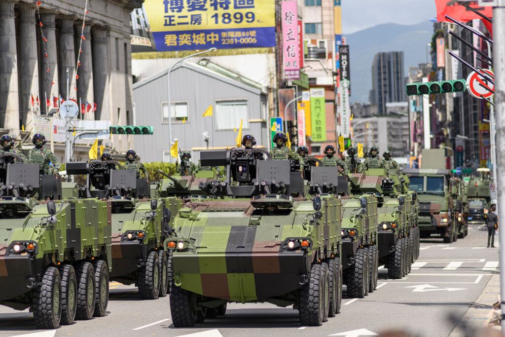 El ejército taiwanés desfila sus vehículos militares por las calles de Taipei