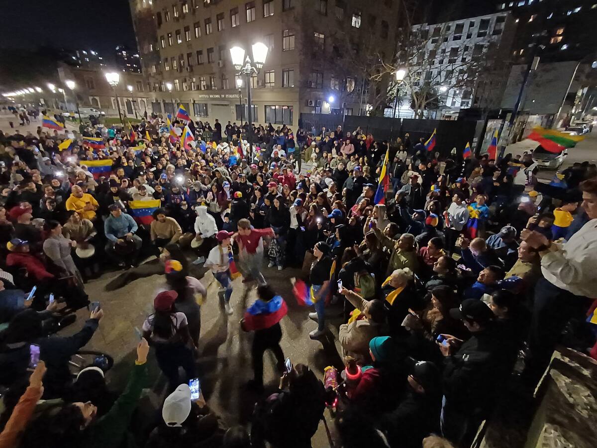 A días de las elecciones: Venezolanos en Chile realizan “banderazo” en Parque Almagro