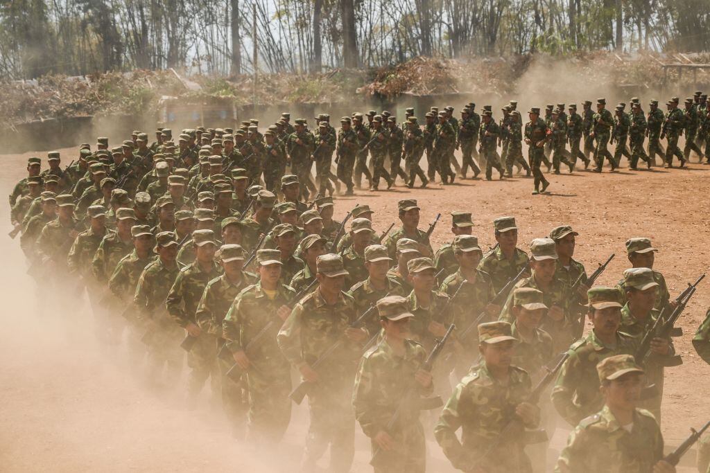 Miembros del grupo rebelde TNLA realiza ejercicios en Myanmar