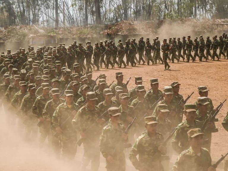 Miembros del grupo rebelde TNLA realiza ejercicios en Myanmar