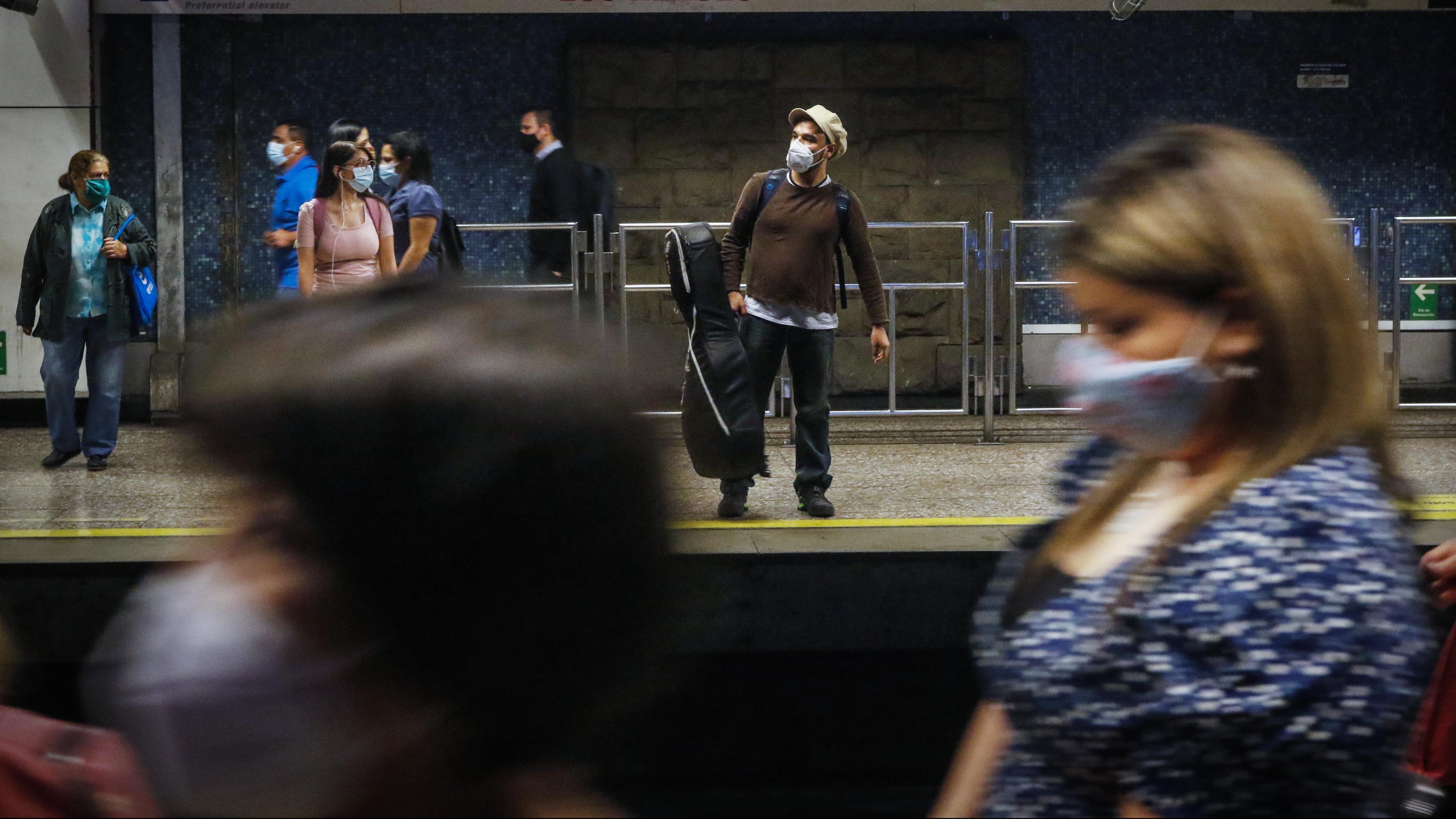 1 de marzo del 2021/SANTIAGOUn hombre con una guitarra, espera el metro de Santiago en el anden de la estacion Los Heroes, durante el denominado super lunes, donde los estudiantes entrarían a clases presenciales en los diversos colegios de la capital.
FOTO: SEBASTIAN BELTRAN GAETE/AGENCIAUNO