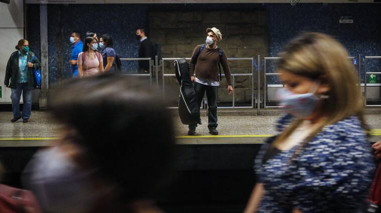 1 de marzo del 2021/SANTIAGOUn hombre con una guitarra, espera el metro de Santiago en el anden de la estacion Los Heroes, durante el denominado super lunes, donde los estudiantes entrarían a clases presenciales en los diversos colegios de la capital.
FOTO: SEBASTIAN BELTRAN GAETE/AGENCIAUNO