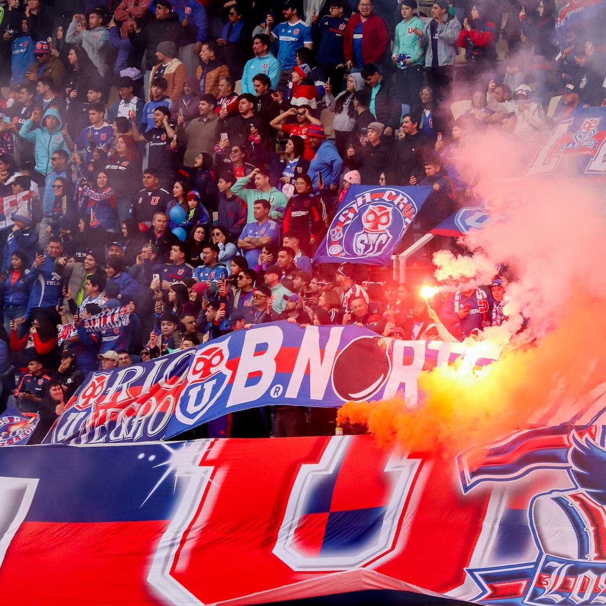 Hinchas de la U paralizan el duelo ante la Universidad de Concepción en Collao