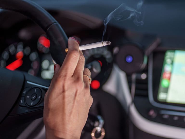 ¿Te pueden multar por fumar dentro de un auto? Esto dice la ley en Chile