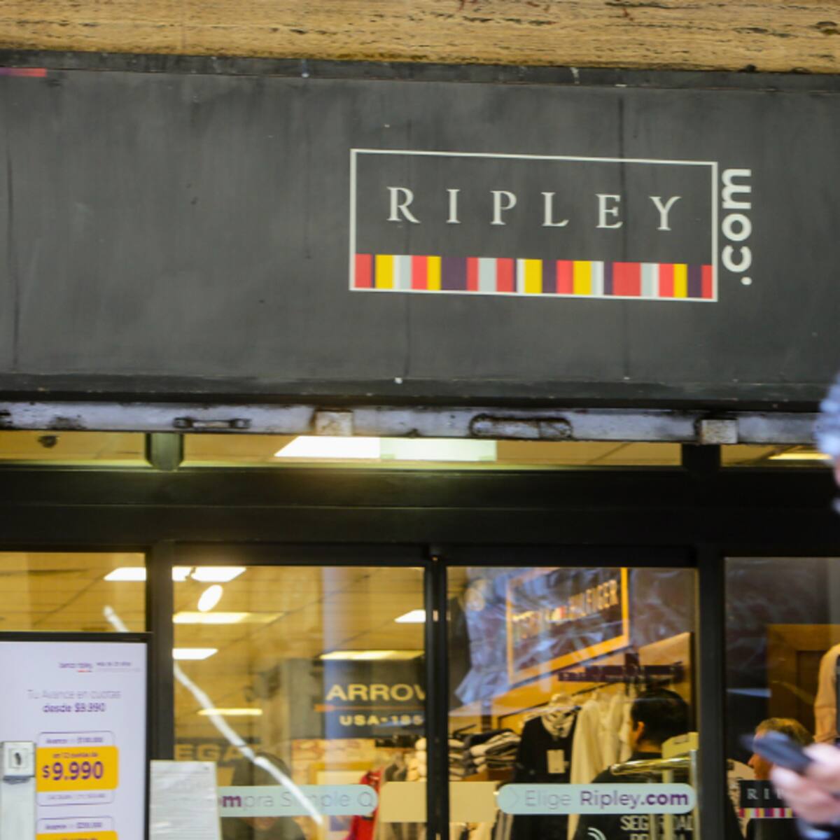 Ripley cerrará histórica tienda en conocido mall de Santiago: esta es la fecha y el duro rival que ocupará su espacio