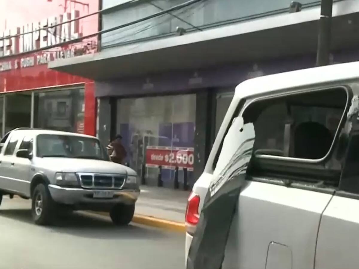 Periodista de “Tu día” tuvo que resguardarse en un local luego de que vendedores ambulantes atacaran al resto del equipo del matinal