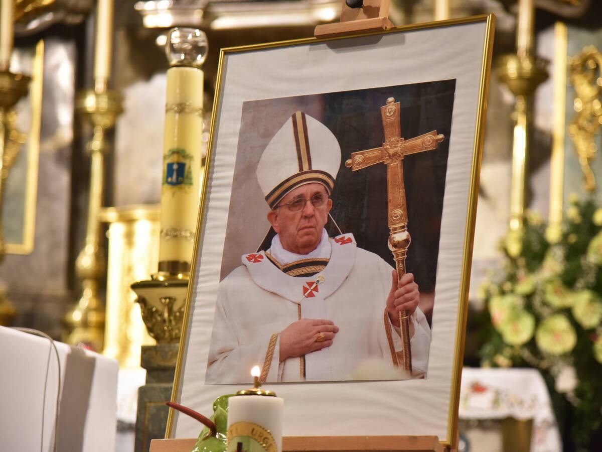 ¿Qué pasa ahora en el Vaticano tras la muerte del papa Francisco? Historiador Mirko Suzarte explica en detalle los protocolo y etapas del funeral