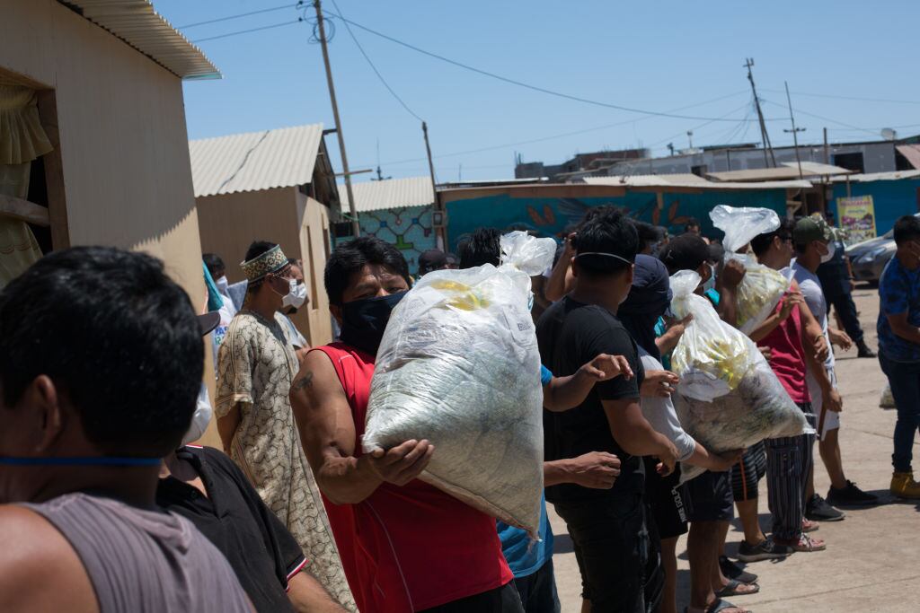 Los vecinos del barrio limeño de Shipiba reciben alimentos para enfrentar la crisis del Covid-19