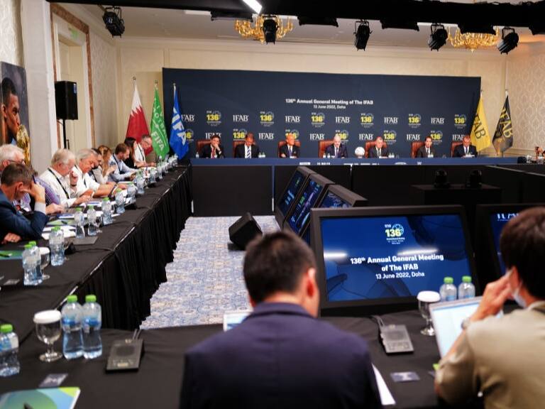 IFAB analizará propuestas en su reunión anual para reducir la pérdida de tiempo efectivo de juego