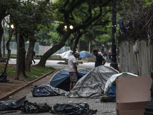 Personas sin hogar viven en carpas en las calles de la ciudad de Sao Paulo